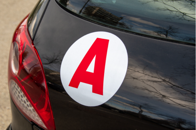 A sur la voiture d'un jeune conducteur