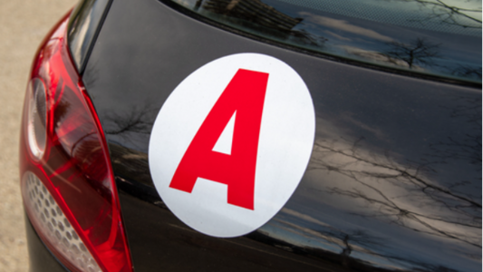 A sur la voiture d'un jeune conducteur